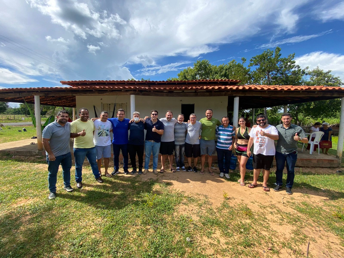 Vereadores ao lado de Jeová Alencar