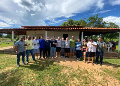 Vereadores ao lado de Jeová Alencar