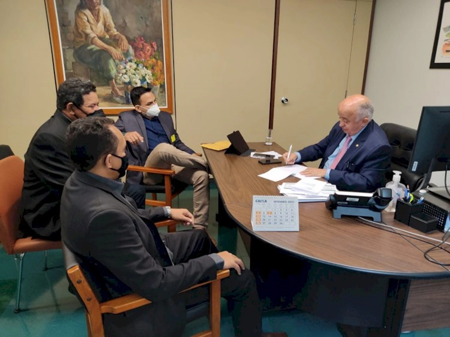 Vereadores em reunião com o deputado Júlio César