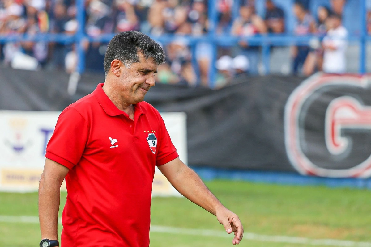 Wallace Lemos comemora o gol da vitória tricolor