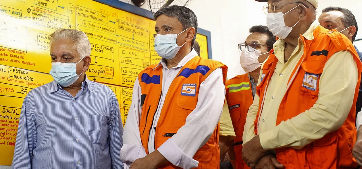 Wellington Dias durante visita a escola onde estão desabrigados em Teresina