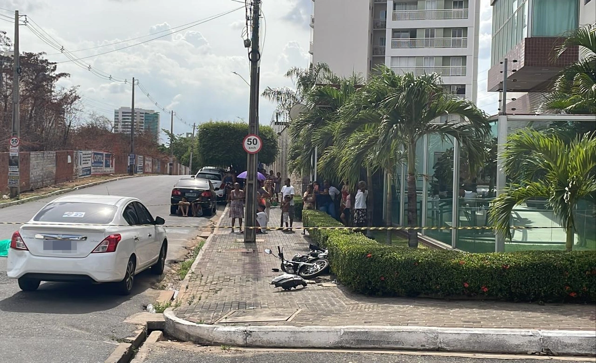 Acidente entre carro e moto deixa uma pessoa morta no bairro Horto