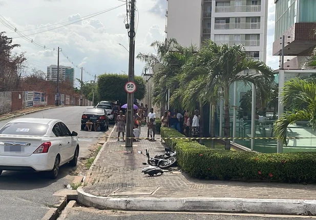 Acidente entre carro e moto deixa uma pessoa morta no bairro Horto