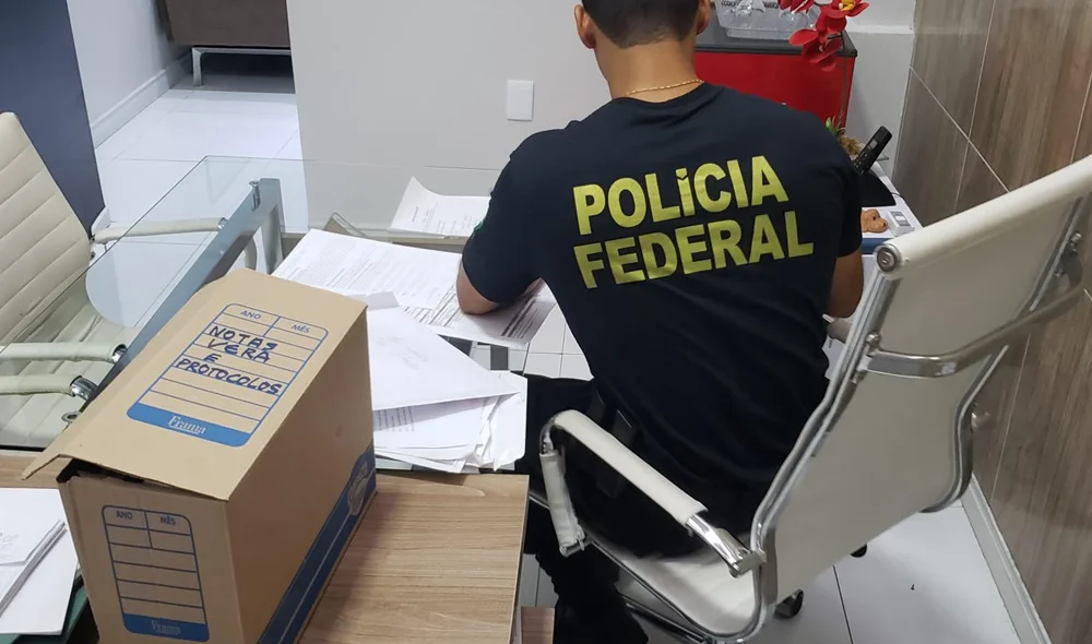 Agente da PF cumprindo mandado de busca e apreensão