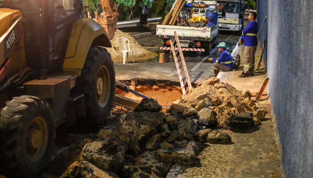 Águas de Teresina deslocou equipe para fechar o buraco