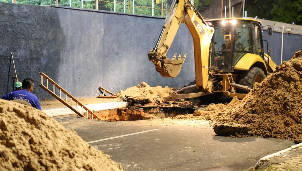 Cratera se abriu nas proximidades do Iate Clube