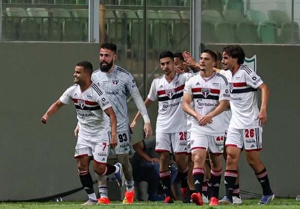 Alisson jogador do São Paulo comemora seu gol durante partida contra o América-MG