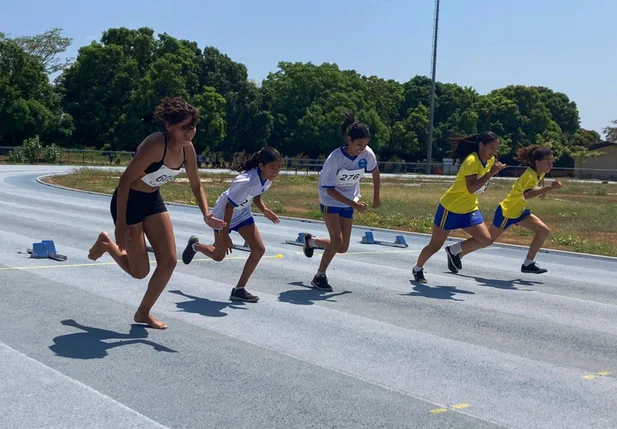 Alunos praticando atletismo