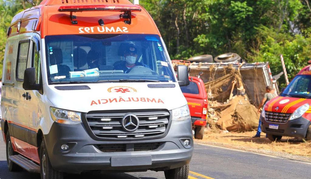 Ambulância do SAMU no local do acidente