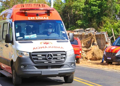 Ambulância do SAMU no local do acidente
