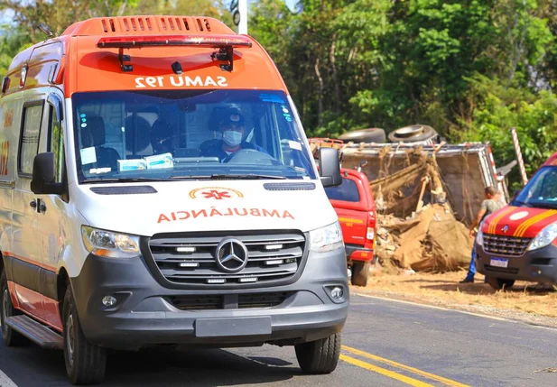 Ambulância do SAMU no local do acidente