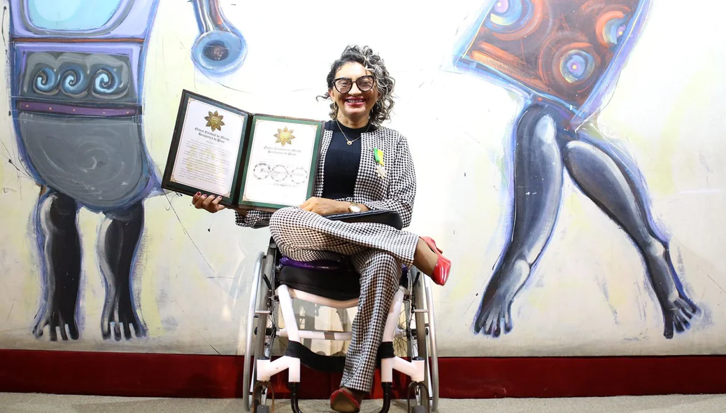 Amparo Sousa recebe Medalha de Honra do Mérito Renascença