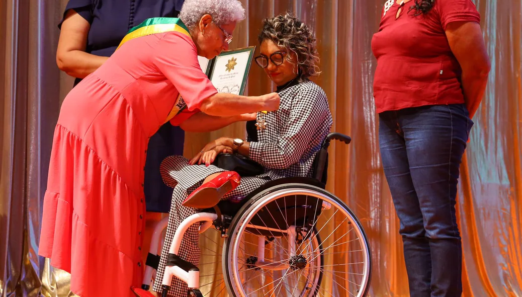 Amparo Sousa recebe medalha
