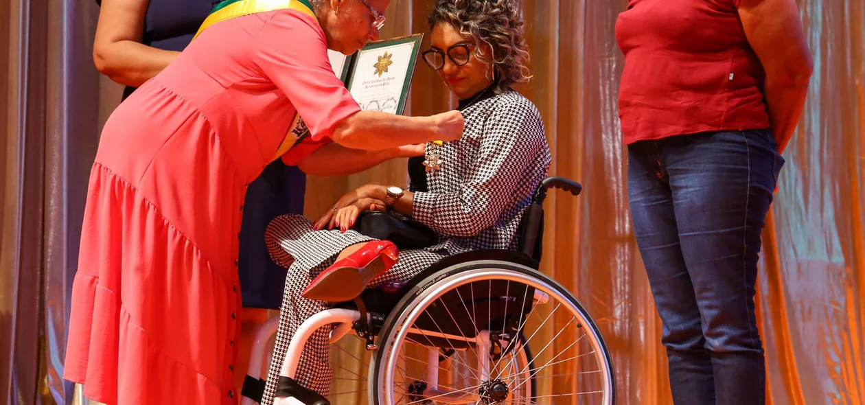 Amparo Sousa recebe medalha
