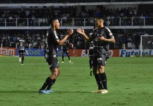 Ângelo e Marcos Leonardo comemoram gol