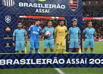 Ao centro, o árbitro André Luiz de Freitas