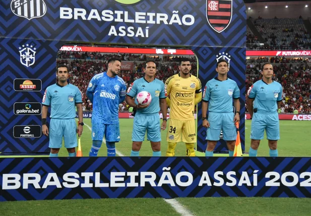 Ao centro, o árbitro André Luiz de Freitas