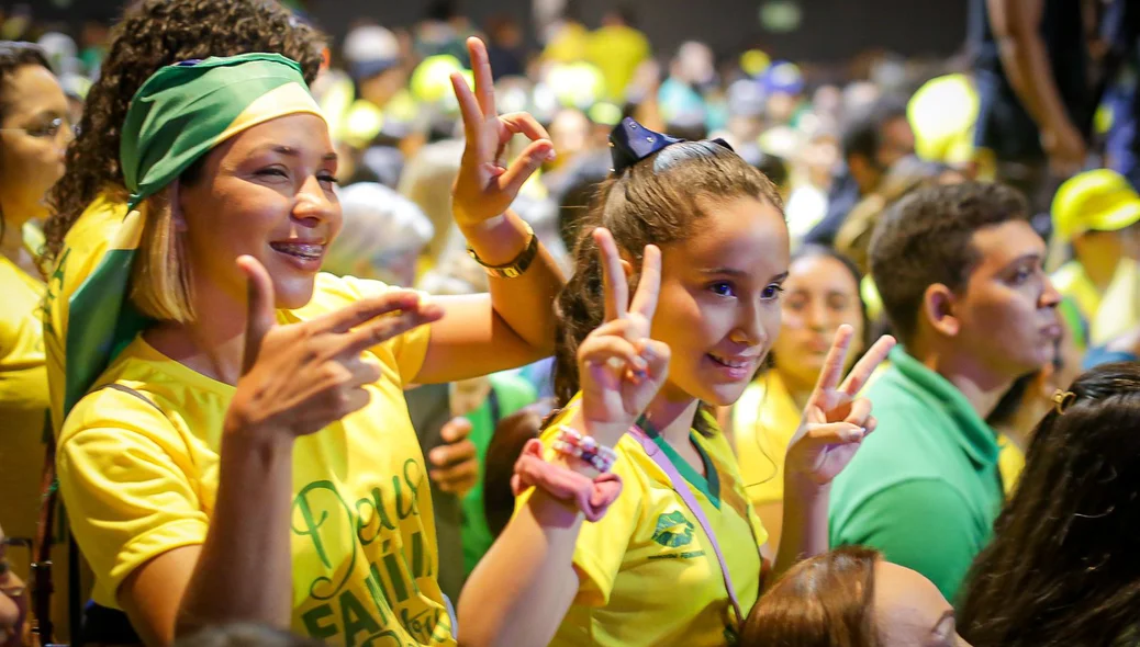 Apoiadoras fazem gestos característicos do Presidente Jair Bolsonaro