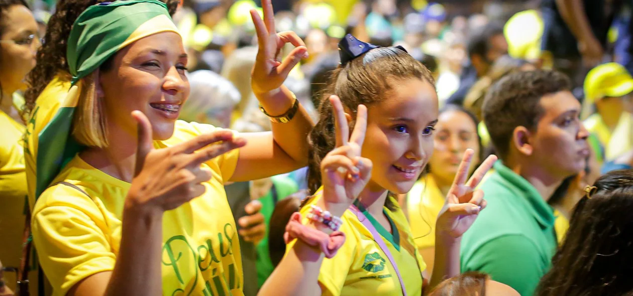 Apoiadoras fazem gestos característicos do Presidente Jair Bolsonaro