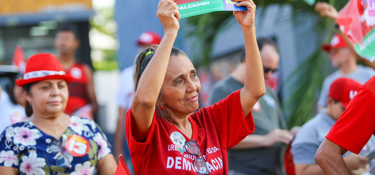 Apoiadora segura cartaz com nome de Lula