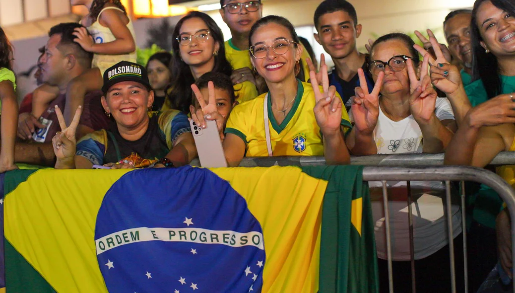 Apoiadores aguardando chegada do presidente