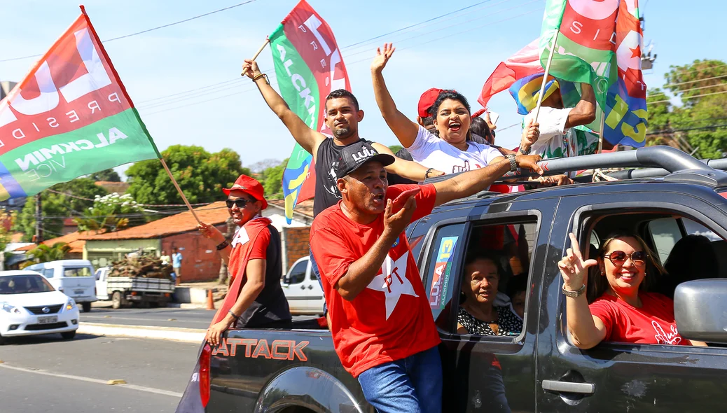 Apoiadores de Lula em carreata nas avenidas de Teresina