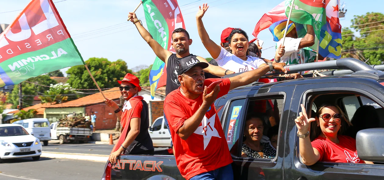 Apoiadores de Lula em carreata nas avenidas de Teresina