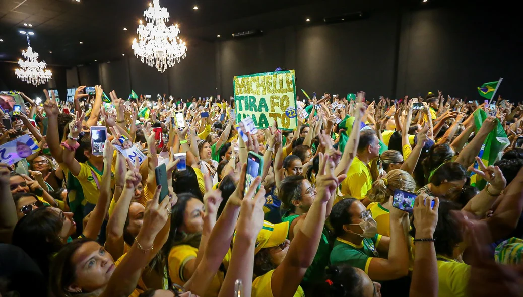 Apoiadores levaram placas e pediram fotos com a Primeira Dama