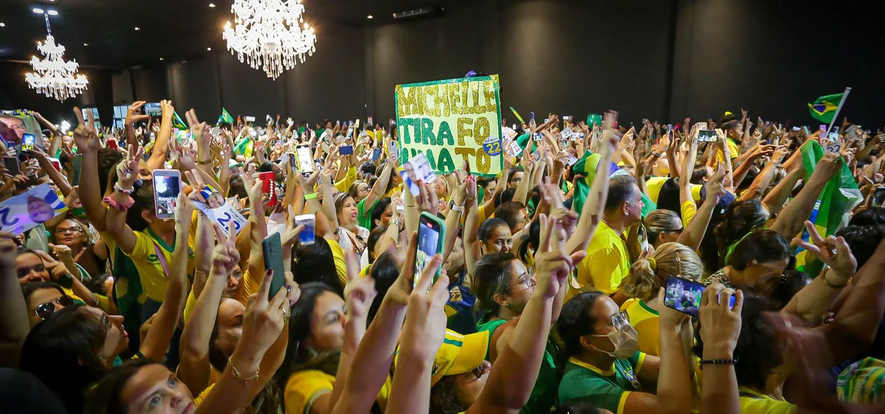 Apoiadores levaram placas e pediram fotos com a Primeira Dama