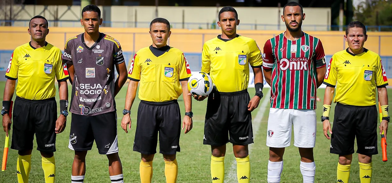 Arbitragem e os capitões de cada equipe