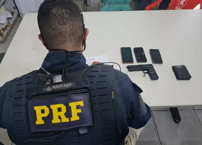 Arma e celulares apreendidos pela PRF