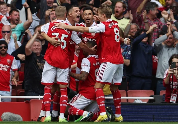 Arsenal comemorando gol diante do Tottenham pelo Campeonato Inglês