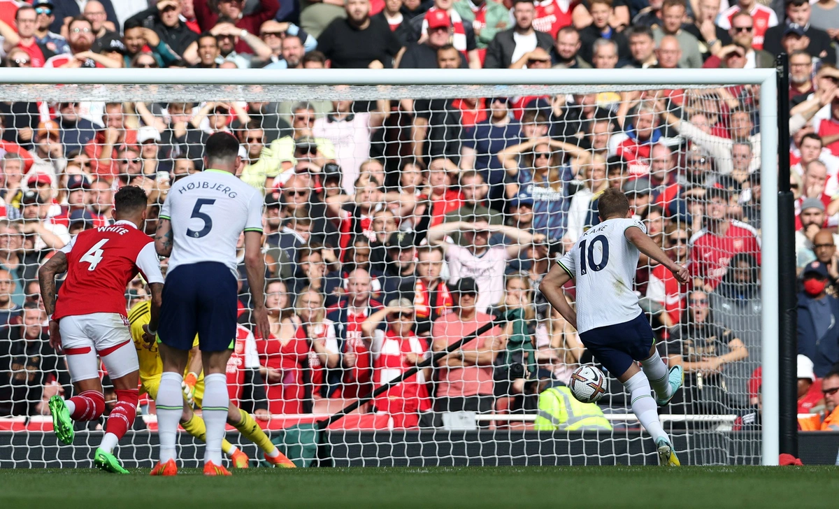 Arsenal comemorando gol diante do Tottenham pelo Campeonato Inglês