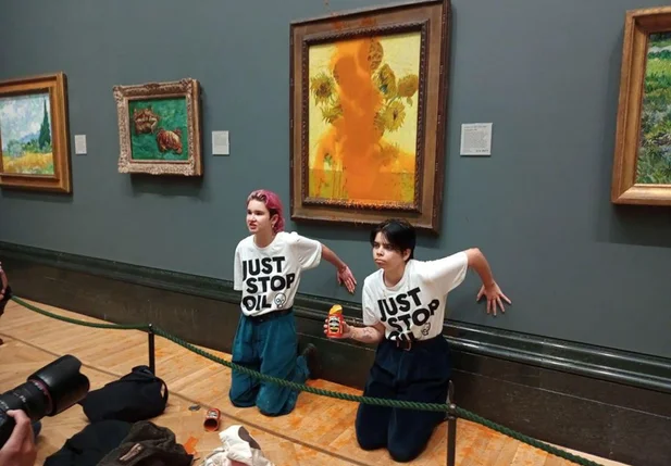 As ativistas do grupo Just Stop Oil, depois de atirar uma substância no quadro 'Girassóis' (1888), de Van Gogh.