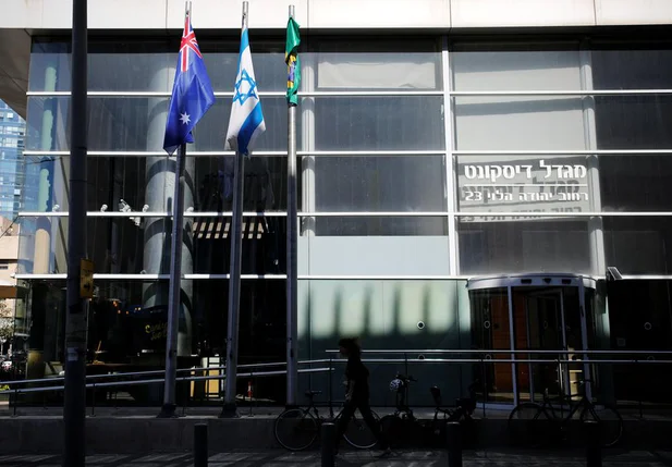 As bandeiras da Austrália e de Israel vistas do lado de fora da embaixada australiana em Tel-Aviv