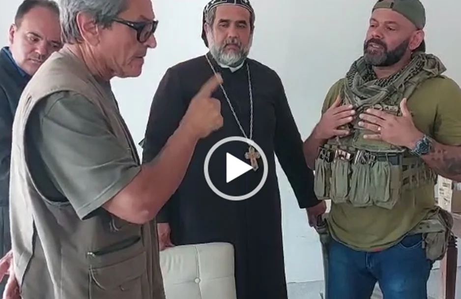 As imagens mostram um policial do Grupo de Pronta Investigação da Polícia Federal conversando com Roberto Jefferson
