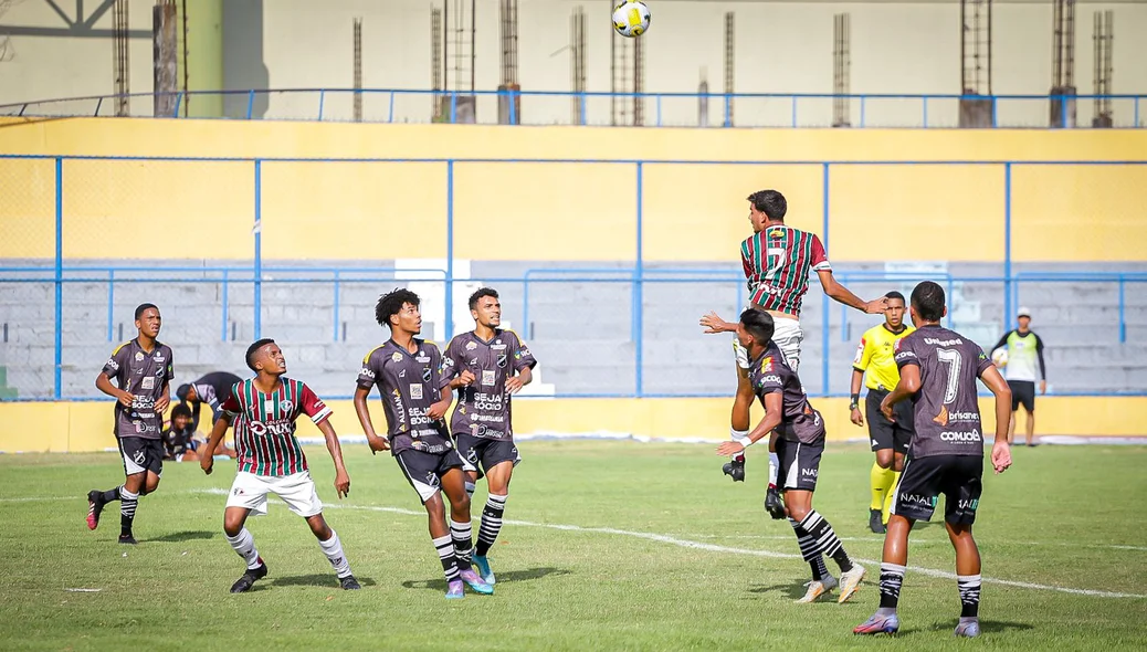 Atacante do fluminense sobe e cabeçeia a bola levando perogo para o time de Natal