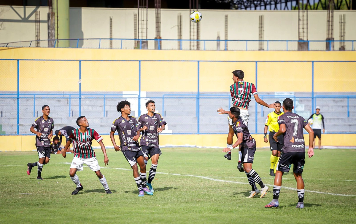 Atacante do fluminense sobe e cabeçeia a bola levando perogo para o time de Natal