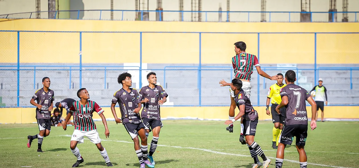 Atacante do fluminense sobe e cabeçeia a bola levando perogo para o time de Natal