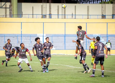 Atacante do fluminense sobe e cabeçeia a bola levando perogo para o time de Natal