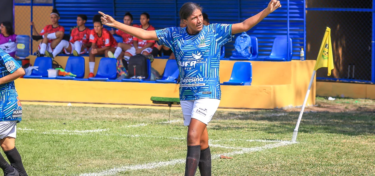 Atacante do São João comemora gol