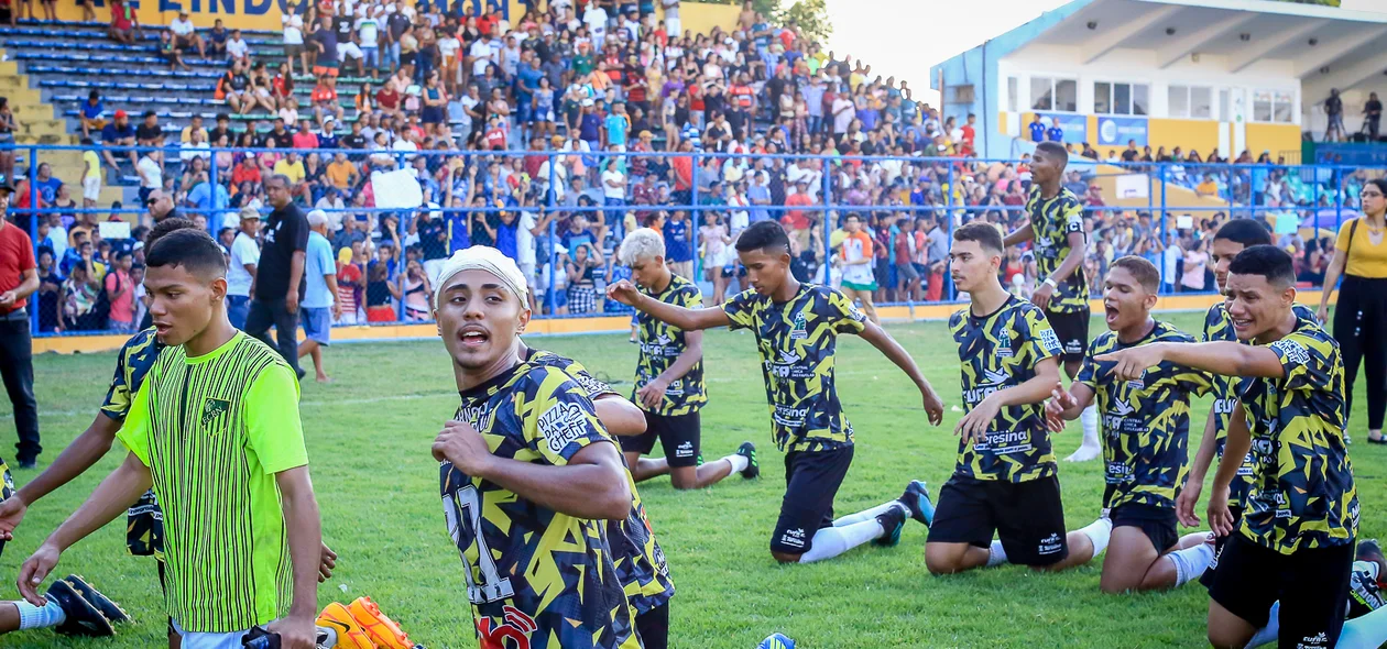 Atletas atravessam o campo de joelhos