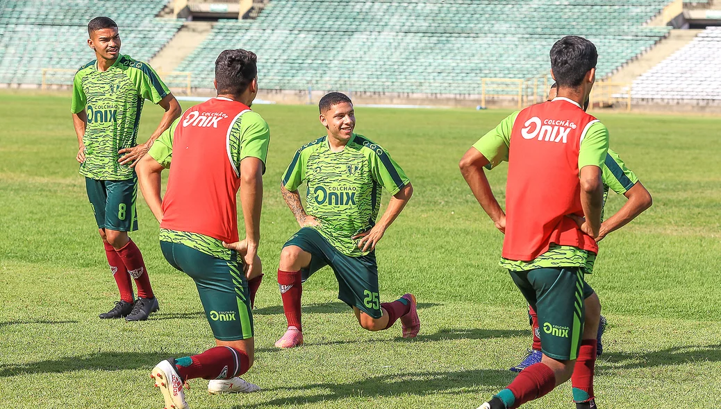 Atletas em preparação para o jogo