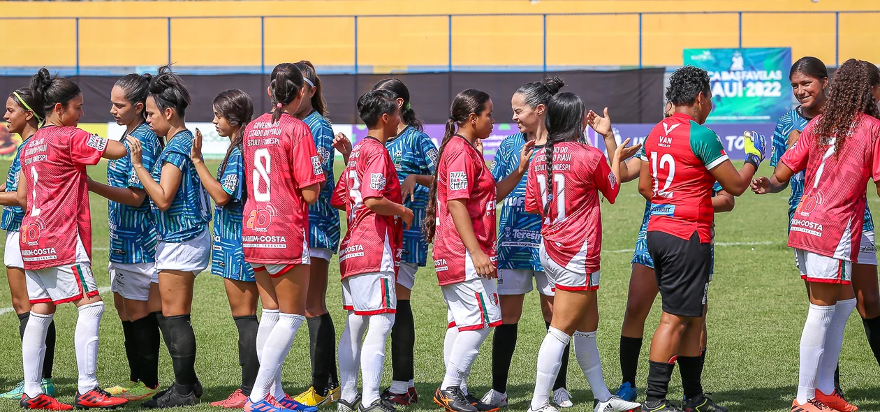 Atletas se cumprimentam antes da partida