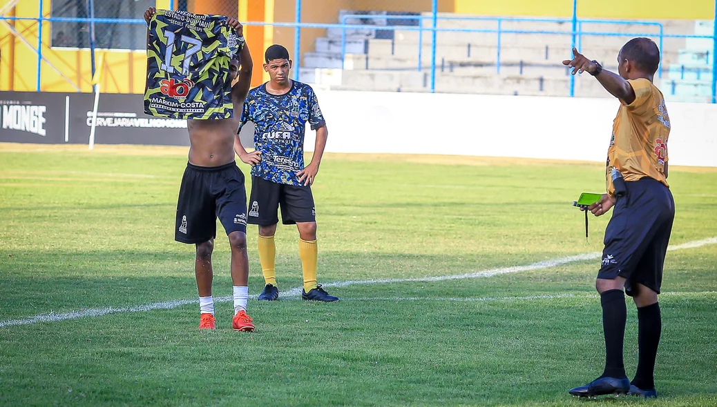 Autor do gol é expulso ao tirar a camisa