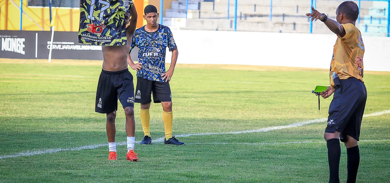 Autor do gol é expulso ao tirar a camisa