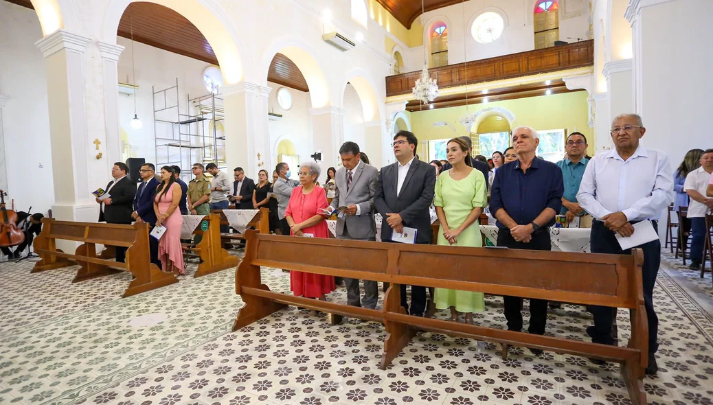 Autoridades presentes na cerimônia religiosa