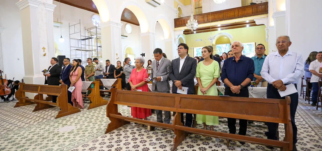 Autoridades presentes na cerimônia religiosa