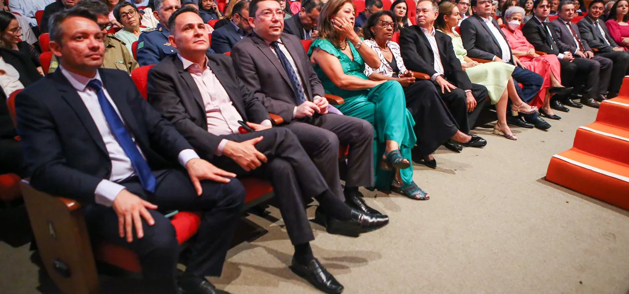 Autoridades presentes na solenidade