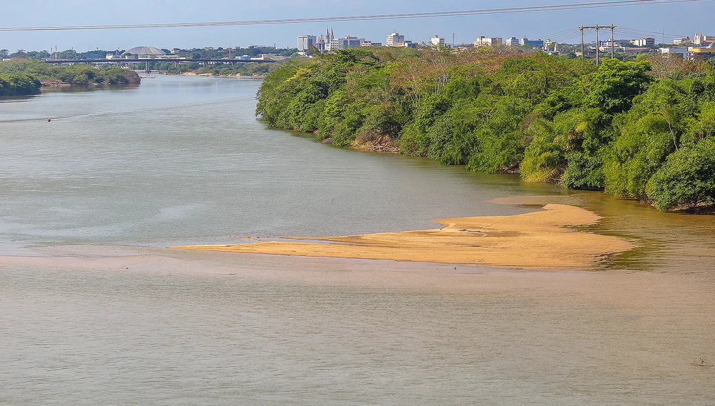 Bancos de areia se formam no meio do Rio